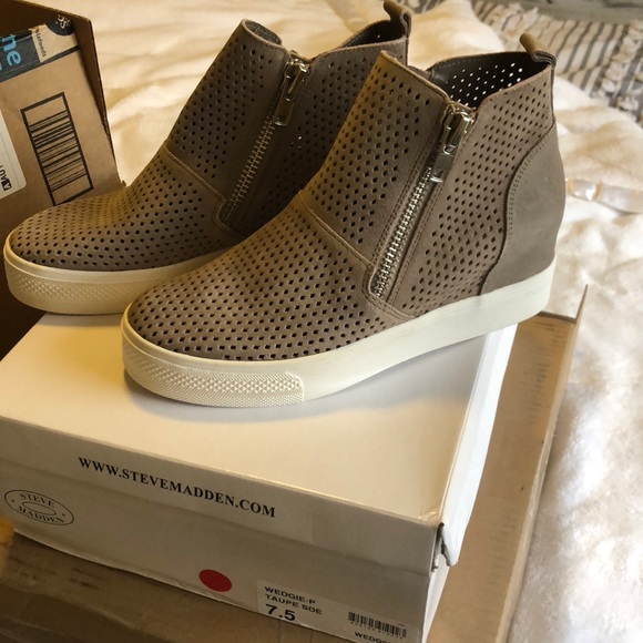 steve madden taupe wedge sneakers